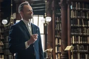 Sherlock (Jonny Lee Miller) ist dahintergekommen, dass sein Bruder Mycroft beim MI Six ausgeschaltet werden soll, und versteckt ihn daraufhin in einer Bibliothek. Doch wer ist der Maulwurf, der Mycroft belastet? Sherlock (Jonny Lee Miller) ist dahintergekommen, dass sein Bruder Mycroft beim MI Six ausgeschaltet werden soll, und versteckt ihn daraufhin in einer Bibliothek. Doch wer ist der Maulwurf, der Mycroft belastet?