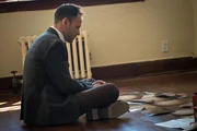 Holmes (Jonny Lee Miller) fällt es schwer, sich an den Gedanken zu gewöhnen, dass Watson aus der gemeinsamen Wohnung ausziehen wird, doch sie versucht ihm klarzumachen, dass das an ihrer gemeinsamen Arbeit nichts ändert ... Holmes (Jonny Lee Miller) fällt es schwer, sich an den Gedanken zu gewöhnen, dass Watson aus der gemeinsamen Wohnung ausziehen wird, doch sie versucht ihm klarzumachen, dass das an ihrer gemeinsamen Arbeit nichts ändert ...