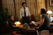 Während Don (Rob Morrow, M.), Charlie (David Krumholtz, r.) und Alan (Judd Hirsch, l.) noch rätseln, wieso vier verschiedene Mittel vergiftet worden sind, die alle von Graybridge Pharmaceuticals hergestellt wurden, taucht ein Gift-Manifest auf, in dem sich der Täter erklärt ... Während Don (Rob Morrow, M.), Charlie (David Krumholtz, r.) und Alan (Judd Hirsch, l.) noch rätseln, wieso vier verschiedene Mittel vergiftet worden sind, die alle von Graybridge Pharmaceuticals hergestellt wurden, taucht ein Gift-Manifest auf, in dem sich der Täter erklärt ...
