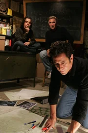 Um seinen aktuellen Fall lösen zu können, studiert Don (Rob Morrow, r.) Pläne von Sibley Mountains. Charlie (David Krumholtz, l.) und Alan (Judd Hirsch, M.) beobachten ihn dabei ... Um seinen aktuellen Fall lösen zu können, studiert Don (Rob Morrow, r.) Pläne von Sibley Mountains. Charlie (David Krumholtz, l.) und Alan (Judd Hirsch, M.) beobachten ihn dabei ...