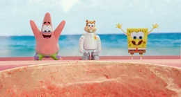 Um Bikini Bottom zu retten, m&uuml;ssen Patrick (l.), Sandy Cheeks (M.) und Spongebob (r.) ihre Unterwasserstadt verlassen und es mit dem fiesen Piraten Burger-Bart aufnehmen. Dabei machen sie abenteuerliche Entdeckungen jenseits des Ozeans ...