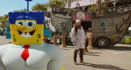 Ohne das geheime Krabbenburger-Rezept, das geklaut wurde, ist Bikini Bottom f&uuml;r immer verloren. Spongebob (l.), der selbst verd&auml;chtigt wird, muss jenseits des Ozeans gegen den fiesen Piraten Burger-Bart (Antonio Banderas, r.) k&auml;mpfen ...