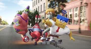 Gelingt es dem schwammigen Team, (v.l.n.r) Patrick, Mr. Krabs, Thaddäus und Spongebob, das geklaute Geheimrezept für die Krabbenburger endlich zurück nach Bikini Bottom zu bringen? Gelingt es dem schwammigen Team, (v.l.n.r) Patrick, Mr. Krabs, Thaddäus und Spongebob, das geklaute Geheimrezept für die Krabbenburger endlich zurück nach Bikini Bottom zu bringen?