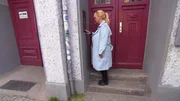 Nachdem Elvira erfahren hat, dass ihre leibliche Mutter zwar schon verstorben ist, sie jedoch noch zwei Geschwister hat, bittet sie Julia Leischik (Bild) nach den beiden zu suchen ...