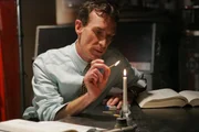 Der Naturwissenschaftler Bill Waldie (Bill Nye) versucht herauszufinden, wie der Brandstifter vorgegangen ist ... Der Naturwissenschaftler Bill Waldie (Bill Nye) versucht herauszufinden, wie der Brandstifter vorgegangen ist ...