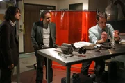 Gemeinsam versuchen sie ein neuen Fall zu lösen: Charlie (David Krumholtz, l.), Bill Waldie (Bill Nye, r.) und Larry (Peter MacNicol, M.) ... Gemeinsam versuchen sie ein neuen Fall zu lösen: Charlie (David Krumholtz, l.), Bill Waldie (Bill Nye, r.) und Larry (Peter MacNicol, M.) ...