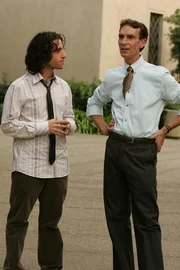 Charlie (David Krumholtz, l.) bittet Bill Waldie (Bill Nye, r.) um Hilfe ... Charlie (David Krumholtz, l.) bittet Bill Waldie (Bill Nye, r.) um Hilfe ...