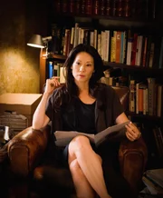 Liegen sie mit ihrer Vermutung richtig oder nicht: Das Team um Sherlock und Watson (Lucy Liu) nimmt Gabe Coleman, den Vater eines der get&ouml;teten Kinder, ins Visier ...
