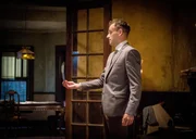 Wird er den wahren Mörder finden? Sherlock Holmes (Jonny Lee Miller) ... Wird er den wahren Mörder finden? Sherlock Holmes (Jonny Lee Miller) ...