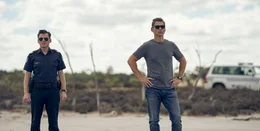 Sgt. Greg Raco (Keir O'Donnell, l.); Aaron Falk (Eric Bana, r.)