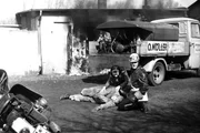 Mutig hat der Streifenfahrer Hartmann (Karl-Heinz Heß, rechts) den Heizölfahrer Berthold (Hans Schellbach) aus der brennenden Baracke gerissen. Gaby Möller (Jutta Kästel), die Tochter des Firmenchefs, bemüht sich um den verletzten Fahrer. Mutig hat der Streifenfahrer Hartmann (Karl-Heinz Heß, rechts) den Heizölfahrer Berthold (Hans Schellbach) aus der brennenden Baracke gerissen. Gaby Möller (Jutta Kästel), die Tochter des Firmenchefs, bemüht sich um den verletzten Fahrer.