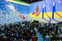 Umgeben und inspiriert von den Werken David Hockneys spielte Yuja Wang ein abwechslungsreiches Programm von Johann Sebastian Bach bis Samuel Barber.