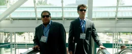 L-R: Efraim Diveroli (Jonah Hill) und David Packouz (Miles Teller)