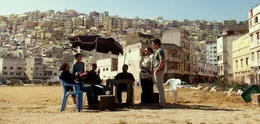 L-R: Efraim Diveroli (Jonah Hill, 2.v.r.),  und David Packouz (Miles Teller, r.)