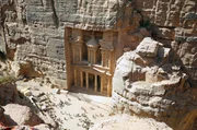 Kein anderer Ort in Jordanien ist so ber&uuml;hmt wie die antike Felsenstadt Petra. Sie geh&ouml;rt zu den Wunderwerken der Weltgeschichte.
