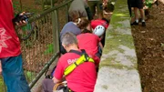 Das Team Sebnitz wird zu einem Junggesellenabschied gerufen. Ein alkoholisierter Wanderer ist gestürzt und war bewusstlos. Die Bergretter versuchen ihn ins Krankenhaus zu bringen. Doch dort will er um keinen Preis hin. Ob ihn Sanitäter Florian noch überzeugen kann? Am Amselsee in Rathen erleidet ein Mann nach einem Insektenstich einen allergischen Schock. Das Team Sebnitz wird zu einem Junggesellenabschied gerufen. Ein alkoholisierter Wanderer ist gestürzt und war bewusstlos. Die Bergretter versuchen ihn ins Krankenhaus zu bringen. Doch dort will er um keinen Preis hin. Ob ihn Sanitäter Florian noch überzeugen kann? Am Amselsee in Rathen erleidet ein Mann nach einem Insektenstich einen allergischen Schock.