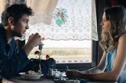 Chris (Samuel Schneider) r&auml;t Julia (Julie Kieffer), ihren Job zu wechseln.