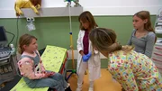 Ein zw&ouml;lfj&auml;hriges M&auml;dchen kommt mit ihrer verletzten Schwester und einem gro&szlig;en Geheimnis ins Krankenhaus.
