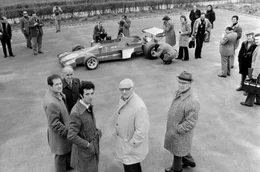 Enzo Ferrari (Mi.) widmete seinen Sportwagen und seinen Fahrern sein ganzes Leben.