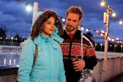 Während Mark glaubt, dass er "Agentin Manu" nun wieder auf seiner Seite hat, ist bei Manu (Marie Zielcke, l.) das Maß voll: Desillusioniert kündigt sie im "Aden" und versucht, auf der Eisbahn bei Knut (Christian Feist, r.) beruflich neu durchzustarten ... Während Mark glaubt, dass er "Agentin Manu" nun wieder auf seiner Seite hat, ist bei Manu (Marie Zielcke, l.) das Maß voll: Desillusioniert kündigt sie im "Aden" und versucht, auf der Eisbahn bei Knut (Christian Feist, r.) beruflich neu durchzustarten ...