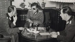 Claus Schenk Graf von Stauffenberg im Offizierscasino, einen Monat vor seinem Attentat auf Hitler am 20. Juli 1944. Hier eine neu entdeckte Aufnahme.