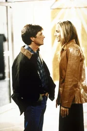 Mikes (Michael J. Fox, l.) 30. Geburtstag rückt immer näher. Er erinnert sich an ein Versprechen, das er seiner Highschool-Freundin Renee Miller (Tracy Pollan, r.) einst gegeben hat ... Mikes (Michael J. Fox, l.) 30. Geburtstag rückt immer näher. Er erinnert sich an ein Versprechen, das er seiner Highschool-Freundin Renee Miller (Tracy Pollan, r.) einst gegeben hat ...