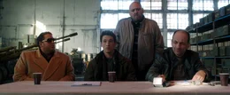 Efraim Diveroli (Jonah Hill, l.) und David Packouz (Miles Teller, 2.v.l.)