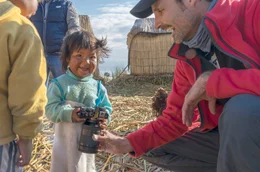 Der mitrei&szlig;enden Offenheit und Neugier von Kindern begegnen Daniel und Joey (hier: Daniel Rintz in Peru) &uuml;berall auf der Welt.