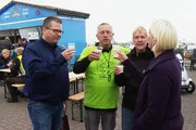 Anstossen mit den Vorbesitzern auf die Schlüsselübergabe (Sacha Kunz ganz links, Brigitte Kunz ganz rechts). Anstossen mit den Vorbesitzern auf die Schlüsselübergabe (Sacha Kunz ganz links, Brigitte Kunz ganz rechts).