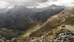 Joey (Josephine Flohr) inmitten der atemberaubenden Landschaft in den Bergen von Peru.