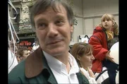 Jean Lambrecks, Vater der ermordeten Eefje, beim „Weißen Marsch", einer Protestbewegung infolge der Dutroux-Affäre Jean Lambrecks, Vater der ermordeten Eefje, beim „Weißen Marsch", einer Protestbewegung infolge der Dutroux-Affäre