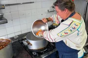 Marseille hat nicht nur Fisch und Meeresfr&uuml;chte zu bieten: Delphine Roux bereitet Schafsf&uuml;&szlig;e und kleine Pakete aus Schafsmagen f&uuml;r das regionale Gericht Pieds Paquets zu.