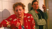 Silke (Judith von Radetzky, li.), die gerade von den Vattke-Schwestern zusammengeschlagen wurde, ist völlig enttäuscht, dass Walter (Katy Karrenbauer) ihr nicht geholfen hat. Silke (Judith von Radetzky, li.), die gerade von den Vattke-Schwestern zusammengeschlagen wurde, ist völlig enttäuscht, dass Walter (Katy Karrenbauer) ihr nicht geholfen hat.