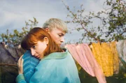 Gwen (Sina Genschel) und Adam (Julius Nitschkoff) &ouml;ffnen ihre Beziehung und geraten in einen Strudel aus unerwarteten Gef&uuml;hlen.
