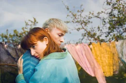 Gwen (Sina Genschel) und Adam (Julius Nitschkoff) &ouml;ffnen ihre Beziehung und geraten in einen Strudel aus unerwarteten Gef&uuml;hlen.
