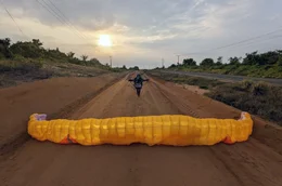 Mit seinem Paramotor erkundet Sylvestre Campe die Transamaz&ocirc;nica aus der Vogelperspektive.