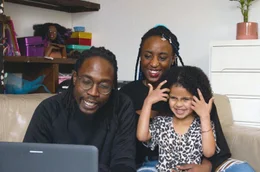 Miles, Portia und Noma (v.l.) bei einem Videoanruf: Alle drei freuen sich, ihre Familie zu sehen, auch wenn es &bdquo;nur&ldquo; &uuml;ber den Bildschirm m&ouml;glich ist.
