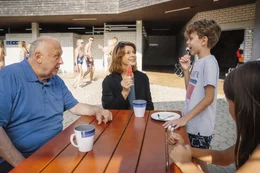 W&auml;hrend eines spontanen Besuchs im Freibad erf&auml;hrt Charlotte Kler (Senta Berger, M.) mehr &uuml;ber Martin Scherer (Thomas Thieme, l.) und ist beeindruckt davon, wie er mit Antonio (David Verhoeven, 2.v.r.) und den anderen Besuchern umgeht.