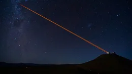 N&auml;chtliche Beobachtungsarbeiten am Paranal-Observatorium der Europ&auml;ischen S&uuml;dsternwarte ESO in der Atacama-Wüste im Norden Chiles. Die Laser-Strahlen korrigieren bei den Beobachtungen Unsch&auml;rfen, die von der Erdatmosph&auml;re verursacht werden.
