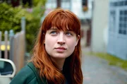 Gwen (Sina Genschel) l&auml;sst sich auf eine offene Beziehung mit Adam ein.