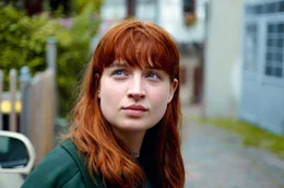 Gwen (Sina Genschel) l&auml;sst sich auf eine offene Beziehung mit Adam ein.