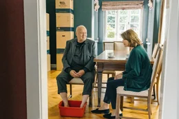 Mit Humor und seiner umg&auml;nglichen Art l&ouml;st Martin Scherer (Thomas Thieme, l.) etwas in Charlotte Kler (Senta Berger, r.) aus und verschafft ihr eine neue Perspektive.