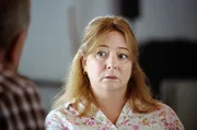 In einer Rückblende kommt Lindas (Mandy McElhinney) aggressiver Akt des Einschlagens einer Windschutzscheibe ans Licht, was sie dazu veranlasst, sich ihrer Anwältin wegen rechtlicher Probleme anzuvertrauen. In einer Rückblende kommt Lindas (Mandy McElhinney) aggressiver Akt des Einschlagens einer Windschutzscheibe ans Licht, was sie dazu veranlasst, sich ihrer Anwältin wegen rechtlicher Probleme anzuvertrauen.