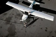 Vor dem Start ihres &Uuml;bungsflugs betankt Sch&uuml;lerin Elsa die Maschine.