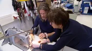 Thomas Weckerlein undercover als Patrick mit der Mitarbeiterin Edeltraud Kemmer an der Nähmaschine. Thomas Weckerlein undercover als Patrick mit der Mitarbeiterin Edeltraud Kemmer an der Nähmaschine.