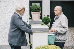 Walter Kler (Peter Simonischek, l.) will nicht, dass Martin Scherer (Thomas Thieme, r.) Charlotte weiterhin trifft.