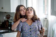 Nora (Alexandra Rapaport, r.) ist in der Gewalt von Nadia (Nassima Benchicou, l.), die sie mit einem Messer bedroht. Nora (Alexandra Rapaport, r.) ist in der Gewalt von Nadia (Nassima Benchicou, l.), die sie mit einem Messer bedroht.