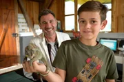 Liam (Nils Hofschneider, vorn) ist glücklich, sein Papa, Tierarzt Kajo (Jochen Schropp) konnte Chamäleon Bo helfen. Liam (Nils Hofschneider, vorn) ist glücklich, sein Papa, Tierarzt Kajo (Jochen Schropp) konnte Chamäleon Bo helfen.
