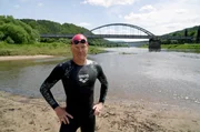 Professor Andreas Fath durchschwimmt die Elbe im Dienst der Umweltforschung – er sucht nach Mikroplastik. Professor Andreas Fath durchschwimmt die Elbe im Dienst der Umweltforschung – er sucht nach Mikroplastik.