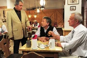 André (Joachim Lätsch, l.) verbietet Julius (Michele Oliverie, M.) und Werner (Dirk Galuba, r.) im Bräustüberl um hohe Geldsummen zu spielen. André (Joachim Lätsch, l.) verbietet Julius (Michele Oliverie, M.) und Werner (Dirk Galuba, r.) im Bräustüberl um hohe Geldsummen zu spielen.